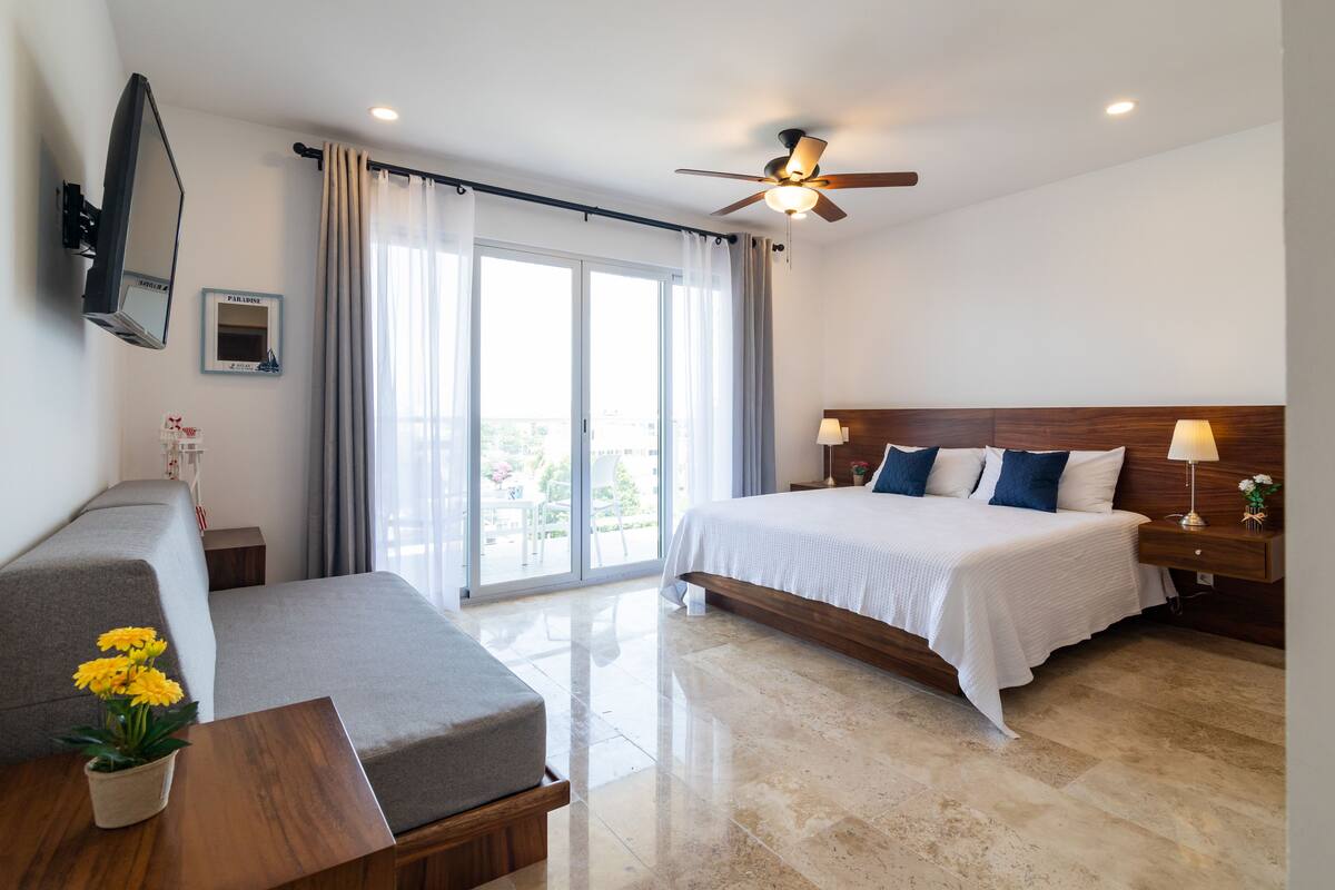 Deluxe Studio Suite, 1 King Bed with Sofa bed | Premium bedding, down duvets, Select Comfort beds, in-room safe
