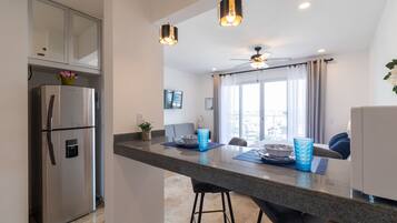 Suite estudio Deluxe, 1 cama King size y sofá cama | Cocina privada | Refrigerador con congelador, microondas y parrilla de estufa