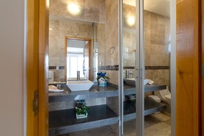Studiosvit Deluxe - 1 kingsize-säng med bäddsoffa | Badrum | Dusch, regndusch, gratis toalettartiklar och hårtork