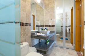 Studio Suite Deluks, 1 Tempat Tidur King dengan tempat tidur Sofa | Kamar mandi | Shower, pancuran hujan, perlengkapan mandi gratis, dan pengering rambut