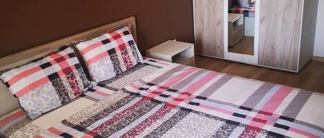 1 Schlafzimmer, kostenloses Internet, Bettwäsche