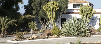 Single room in luxurious small-scale villa + heated pool + extensive breakfast