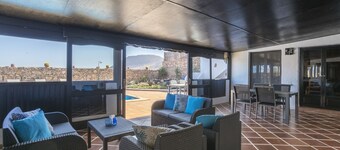 Single room in luxurious small-scale villa + heated pool + extensive breakfast