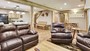 A spacious living room with leather sofas, a wooden dining table, and a kitchen area with wooden cabinets. - Secluded Cabin, Comfortable Lux, Valley View ~ Canaan Valley & Seneca (Harman)
