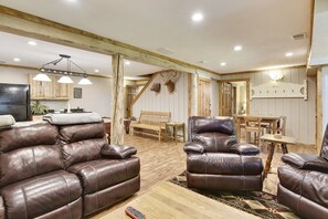 Smart TV, fireplace - Secluded Cabin, Comfortable Lux, Valley View ~ Canaan Valley & Seneca (Harman)