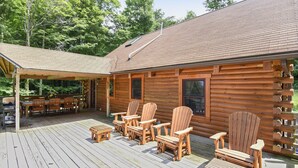 A wooden cabin with a deck, outdoor seating, and a covered area. - Secluded Cabin, Comfortable Lux, Valley View ~ Canaan Valley & Seneca (Harman)