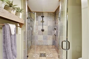 Douche, séchoir à cheveux, serviettes fournies, savon