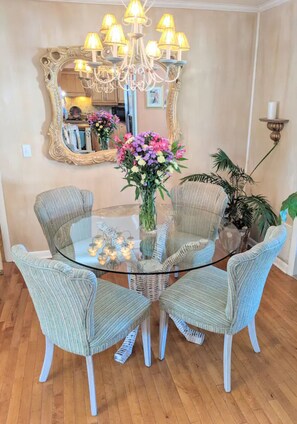 Dining - The Place Between The Lakes / 4 BDR, 4 Beds. Non-Smoking Property Inside & Out. (Old Hickory)