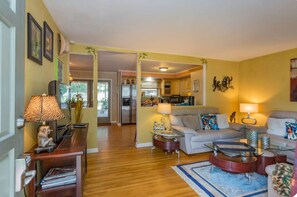 TV, books - The Place Between The Lakes / 4 BDR, 4 Beds. Non-Smoking Property Inside & Out. (Old Hickory)