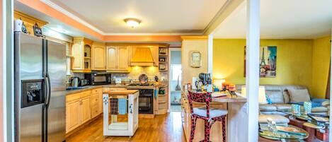 Frigorifero, microonde, forno, piano cottura