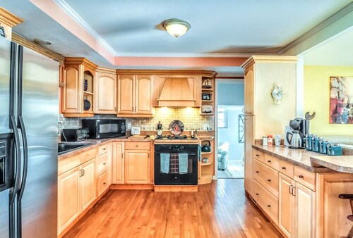 The Place Between The Lakes / 4 BDR, 4 Beds. Non-Smoking Property Inside & Out.