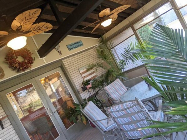 Outdoor dining - The Place Between The Lakes / 4 BDR, 4 Beds. Non-Smoking Property Inside & Out. (Old Hickory)