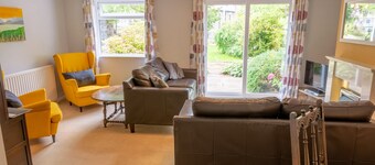 Avondale Bungalow - A cottage that sleeps 4 guests in 2 bedrooms