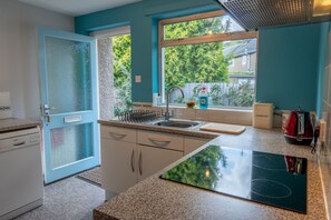 Fridge, microwave, oven, dishwasher - Avondale Bungalow - A cottage that sleeps 4 guests in 2 bedrooms (Staveley)