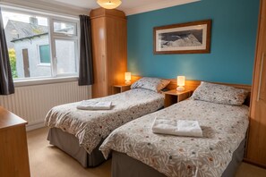 2 bedrooms, iron/ironing board, Internet, bed sheets - Avondale Bungalow - A cottage that sleeps 4 guests in 2 bedrooms (Staveley)