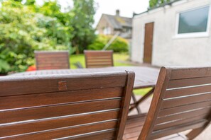 Outdoor dining - Avondale Bungalow - A cottage that sleeps 4 guests in 2 bedrooms (Staveley)