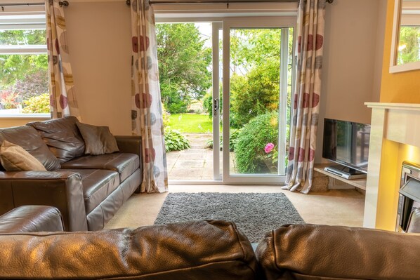 TV, DVD player, books, stereo - Avondale Bungalow - A cottage that sleeps 4 guests in 2 bedrooms (Staveley)