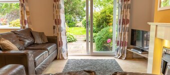 Avondale Bungalow -  A cottage that sleeps 4 guests  in 2 bedrooms