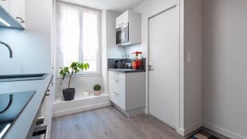 Een koelkast, een microgolfoven, een oven, een kookplaat