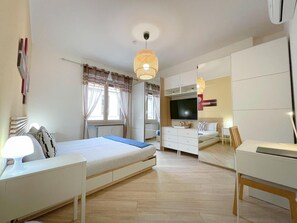 2 chambres, coffres-forts dans les chambres, bureau