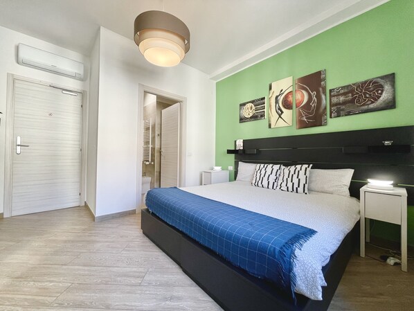 2 chambres, coffres-forts dans les chambres, bureau