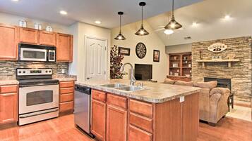 Frigorífico, microondas, placa de cocina y lavavajillas