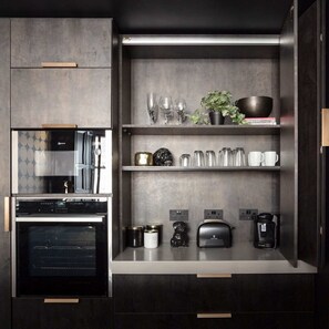 Kühlschrank, Mikrowelle, Wasserkocher mit Kaffee-/Teezubehör, Toaster