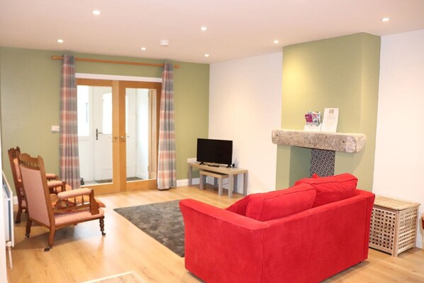 Living area - The Kiln - Cosy 2 storey cottage in the original kiln of the corn mill. (Kilkeel, Co. Down,)