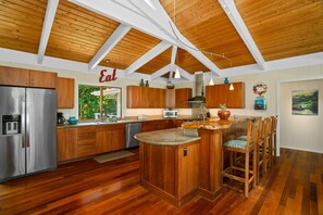 Fridge, microwave, oven, stovetop - Tropical Haena Getaway Just Steps to Beach! (Haena)