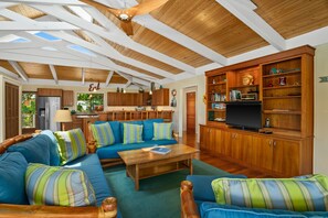 Living area - Tropical Haena Getaway Just Steps to Beach! (Haena)