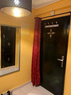 Sèche-cheveux, serviettes fournies, papier toilette