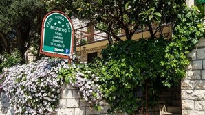 A sign for a hotel named "Haus - Kuča - Casa Moretic" with amenities including a room, camera, and climate control. - Guesthouse Moretic - Small Double Room with Garden View 1 (Orasac)