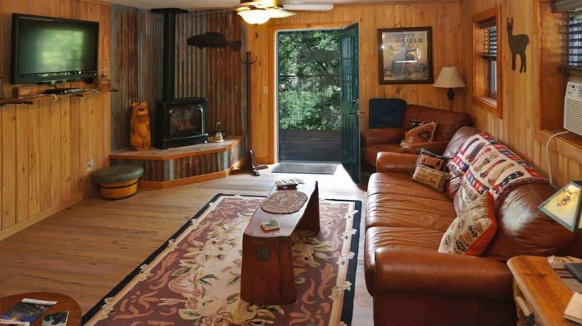 Televisión, chimenea y oficina 