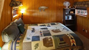 2 soverom, strykejern/-brett og sengetøy