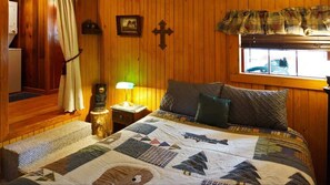 2 soverom, strykejern/-brett og sengetøy