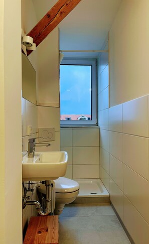 Shower, hair dryer, towels, toilet paper - Charming Old Town Loft in Konstanz with Rooftop Terrace -sleeps 4. (Altstadt)