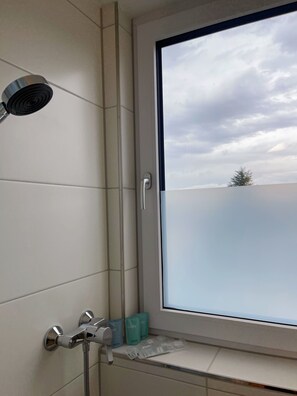 Dusche, Haartrockner, Handtücher, Toilettenpapier