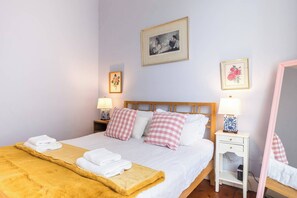 Tabla de planchar con plancha, wifi y ropa de cama 