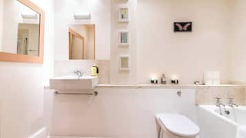 Dusj, hårføner og håndklær