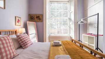 Iron/ironing board, WiFi, bed sheets