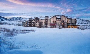 Exterior - Luxury 2 BR 2 bath-Ski right outside doorway *Available Feb 17- Feb 20, 2023 🎉 (Park City)