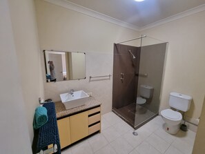 Dusj, håndklær og toalettpapir