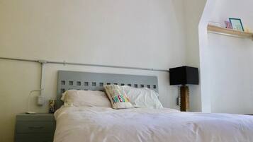 7 bedrooms, WiFi, bed sheets