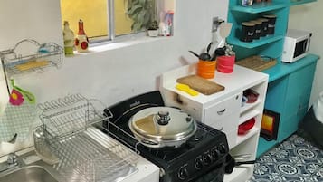 Kühlschrank, Mikrowelle, Herdplatte, Wasserkocher mit Kaffee-/Teezubehör