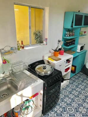 Frigorífico, microondas, placa de cocina y cafetera o tetera
