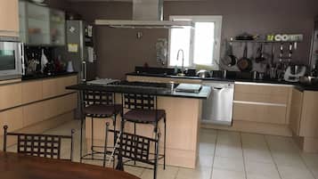 Réfrigérateur, four, plaque de cuisson, lave-vaisselle