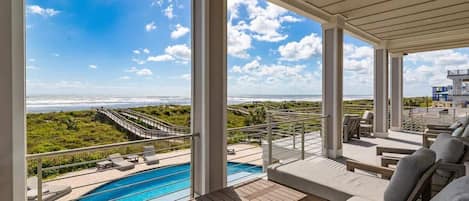 Utendørsbasseng og et oppvarmet basseng