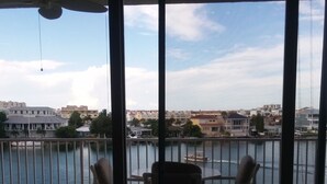 Un balcón con vista a un río y edificios al otro lado.