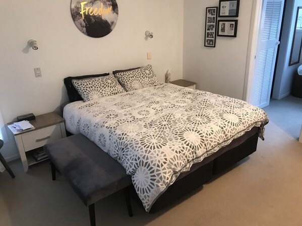 5 bedrooms, iron/ironing board, WiFi, bed sheets - AIMS Games Accomodation - Large House (Bellevue)
