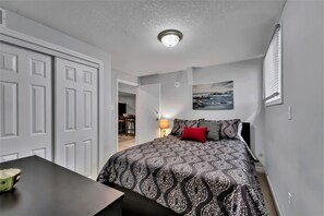 2 slaapkamers, een bureau, verduisterende gordijnen